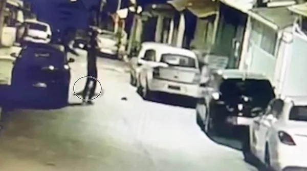 homem sendo executado a tiros