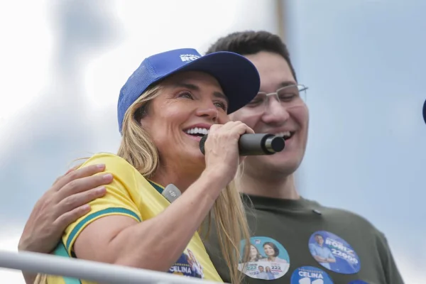 A candidata ao Governo do Distrito Federal, Celina Leão, participa de carreata junto ao candidato à CLDF, Joaquim Roriz Neto, em Samambaia