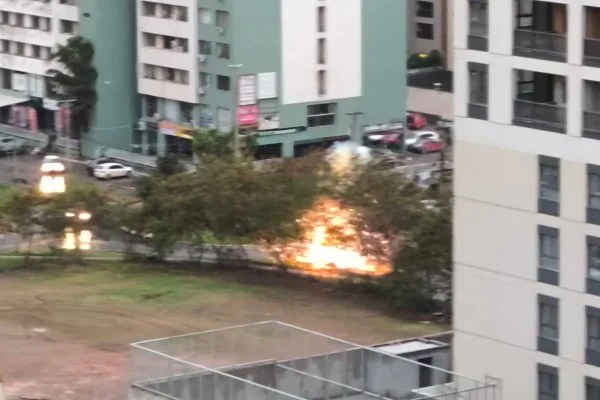 Foto de rua de Águas Claras após explosão de transformador