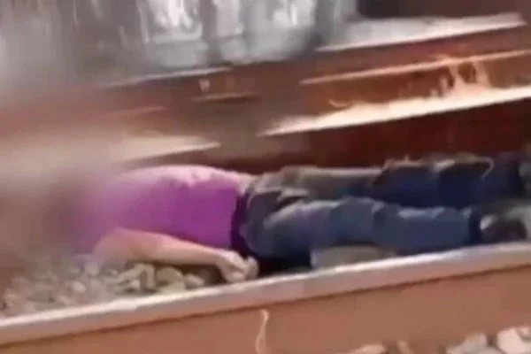 Imagem colorida motra homem deitado em linha de trem - Metrópoles