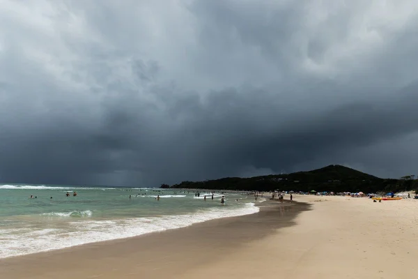 Praia com nuvens