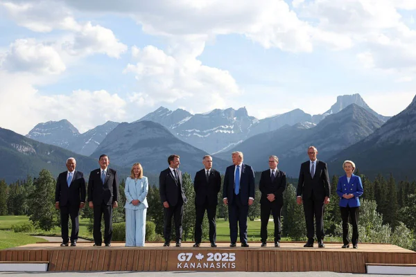 Foto colorida dos líderes do G7 lado a lado durante reunião no Canadá - Metrópoles