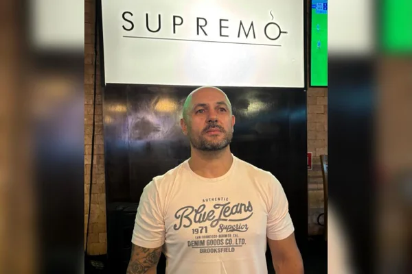 Foto colorida de homem com blusa branca - Metrópoles