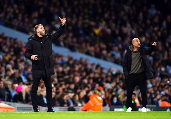 Graham Potter e Pep Guardiola à beira do gramado