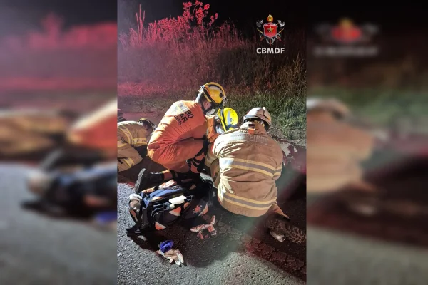 Homem tem perna amputada após cair de moto em rodovia no DF