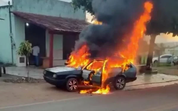 Vídeo. Mulher morre e homem fica ferido após carro pegar fogo em GO