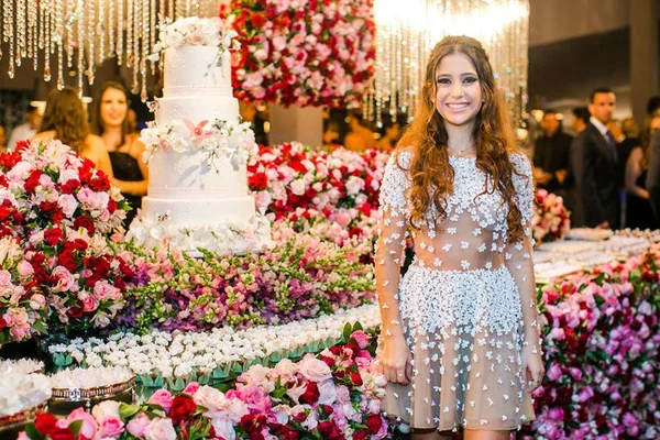 Maria Luiza Chaves Baracat festeja seus 15 anos em noite sofisticada