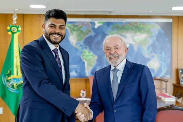 Diplomata Douglas Almeida cumprimenta o presidente Lula - Metrópoles