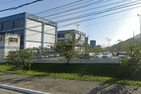 Imagem colorida da prefeitura de Guarujá, condenada pela Justiça a pagar uma dívida de R$ 13 milhões - Metrópoles