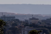 A montanha de lixo da Estrutural pode ser vista a distância