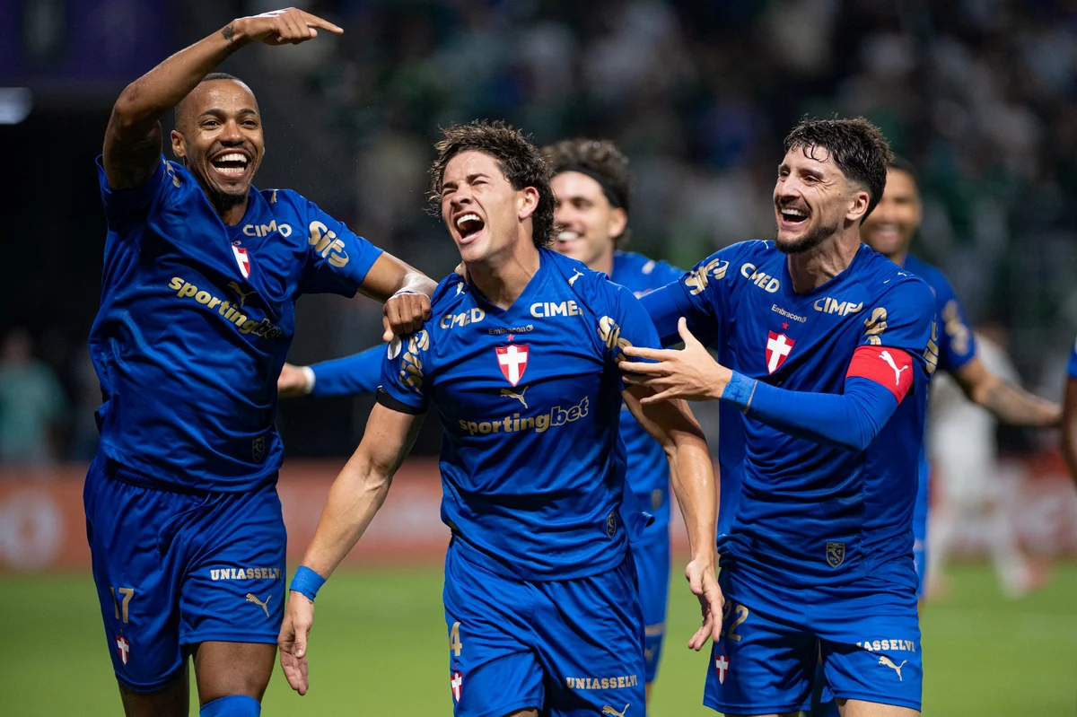 Jogadores do Palmeiras comemoram gol diante do Santos Jogadores do Palmeiras comemoram gol diante do Santos