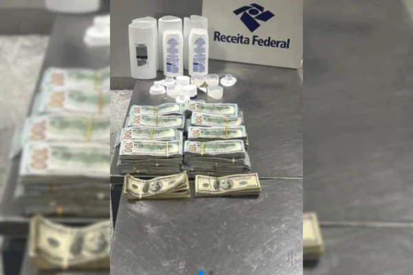 Além do dinheiro em frascos de shampoo, a Polícia Federal também apreendeu 23 quilos de droga e prendeu três procurados pela Justiça - Metrópoles
