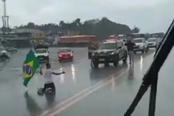 GO: bolsonarista tenta bloquear rodovia ajoelhado na pista; vídeo