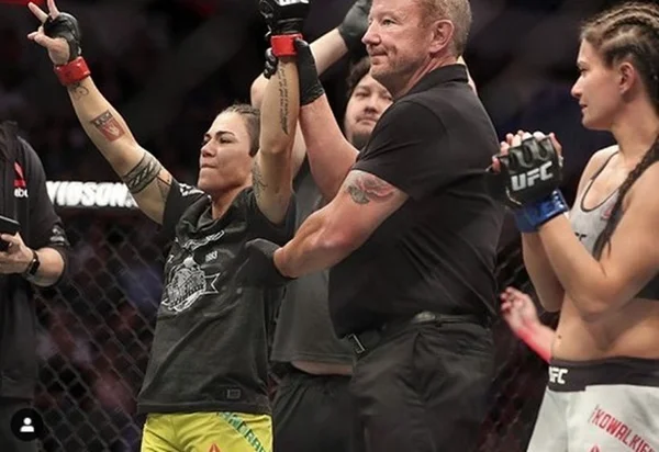Jéssica Andrade vence e conquista o cinturão peso-palha do UFC