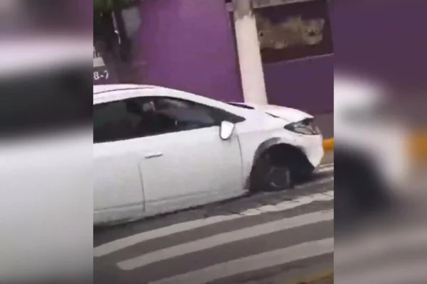 Carro sem roda foge da polícia