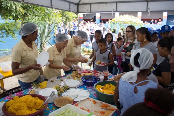 Promotora vegana da Bahia quer impor dieta sem carne a estudantes