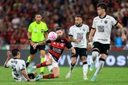 Disputa de bola em Flamengo x Atlético-MG Disputa de bola em Flamengo x Atlético-MG