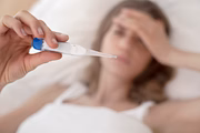 Febre, dor no corpo e manchas vermelhas são sintomas comuns da dengue e das outras as doenças. Apesar disso, a forma distinta como evoluem, a duração dos sintomas e o grau de complicação são algumas das diferenças entre elas Febre, dor no corpo e manchas vermelhas são sintomas comuns da dengue e das outras as doenças. Apesar disso, a forma distinta como evoluem, a duração dos sintomas e o grau de complicação são algumas das diferenças entre elas