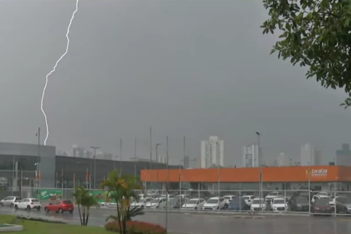 Taboão da Serra tem vias alagadas em dia de chuva forte Taboão da Serra tem vias alagadas em dia de chuva forte