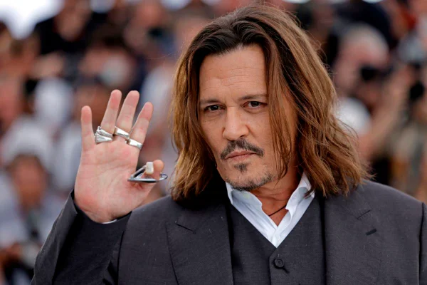 Johnny Depp surge irreconhecível para novo filme: veja