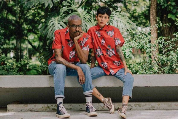 Modelos com camisas da marca brasiliense Hoy, Ahoy!