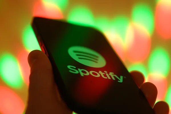 Imagem colorida do logotipo do serviço de streaming de música Spotify visto em um smartphone - Metrópoles