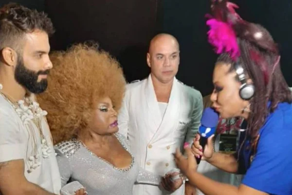 Repórter da RedeTV! fura a Globo e bota Elza Soares ao vivo