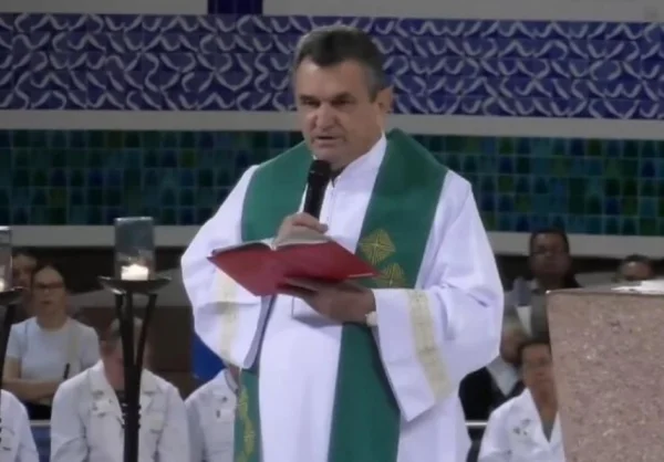Padre critica a caminhada de NIkolas Ferreira