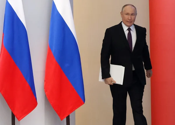 Imagem colorida de Vladimir Putin - Metrópoles