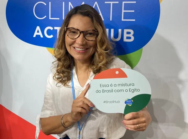 imagem colorida da primeira-dama Janja segurando cartaz