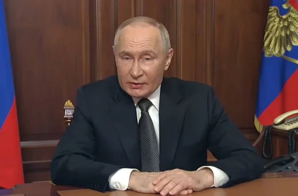 Imagem colorida de Putin em pronunciamento