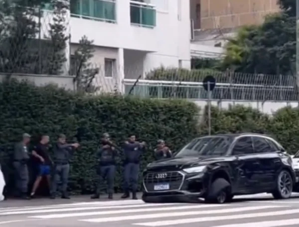 Imagem mostra policiais militares abordando carro preto na rua Augusta, centro de São Paulo - Metrópoles
