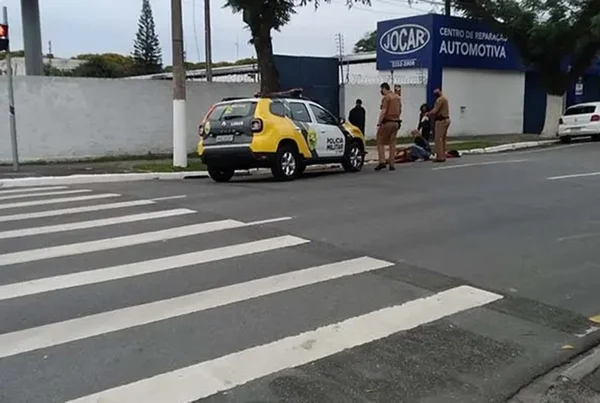 Esposa ataca marido com faca e foge de bicicleta no Prado Velho