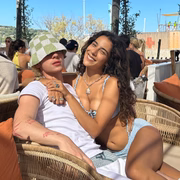 Marina Sena e Juliano Floss posam juntos durante passeio
