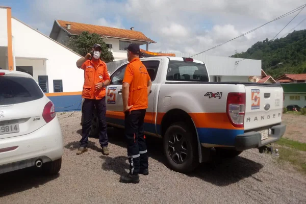 Chuvas em SC: bombeiros buscam por cerca de 20 pessoas desaparecidas