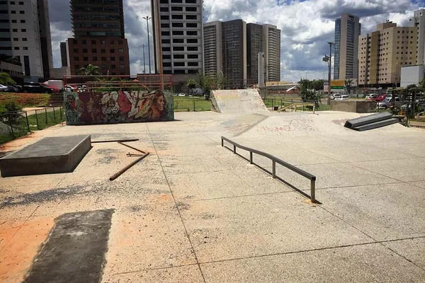 Skatistas se juntam para reformar pista de skate em Águas Claras