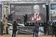 As Brigadas Al-Qassam anunciaram que os quatro reféns israelenses estavam vivos quando foram capturados, mas o exército israelense os matou bombardeando deliberadamente os locais de detenção durante os ataques em Gaza As Brigadas Al-Qassam anunciaram que os quatro reféns israelenses estavam vivos quando foram capturados, mas o exército israelense os matou bombardeando deliberadamente os locais de detenção durante os ataques em Gaza