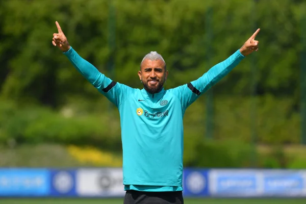 Arturo Vidal de mãos levantadas