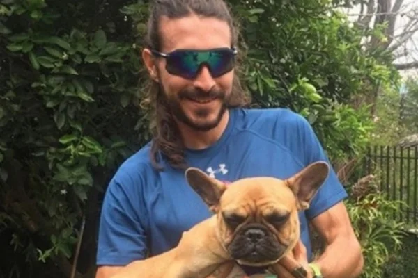 Vídeo. Corredor perde patrocínio após chutar cão em São Silvestre