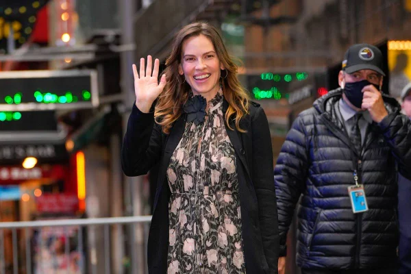 Atriz Hilary Swank anuncia gravidez de gêmeos aos 48 anos