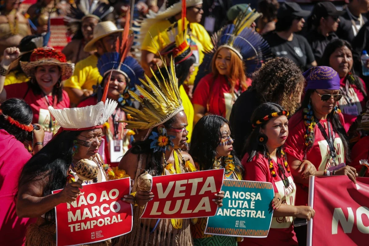 Puxada por um trio elétrico que fechou três faixas no Eixo Monumental, sentido Esplanada, a caminhada saiu às 10h do estacionamento da Funarte e chegou às 11h30 na Esplanada dos Ministérios, na frente do Congresso Nacional. Puxada por um trio elétrico que fechou três faixas no Eixo Monumental, sentido Esplanada, a caminhada saiu às 10h do estacionamento da Funarte e chegou às 11h30 na Esplanada dos Ministérios, na frente do Congresso Nacional.