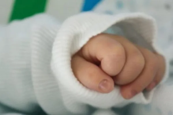 Recém-nascida achada dentro de saco plástico é chamada de Helena