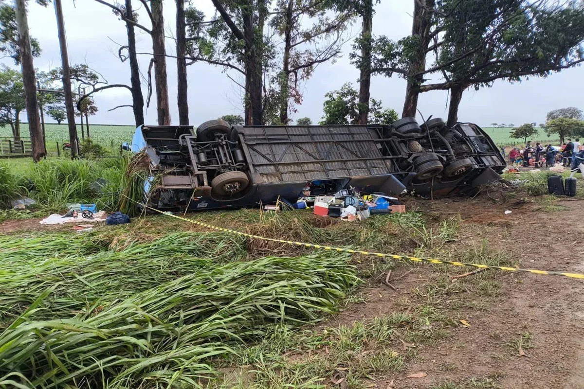 Acidente envolvendo ônibus de turismo deixa 5 mortos em Pato de Minas
Acidente envolvendo ônibus de turismo deixa 5 mortos em Pato de Minas