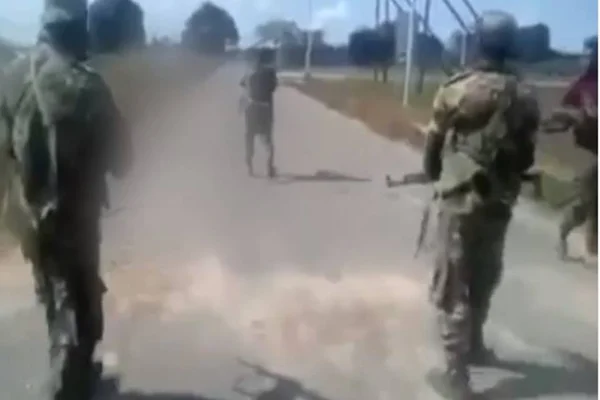 Imagens fortes: homens espancam e matam mulher em Moçambique