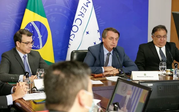 Presidente Jair Bolsonaro ladeado pelo chanceler Carlos França e pelo almirante Flávio Rocha, secretário de Assuntos Estratégicos