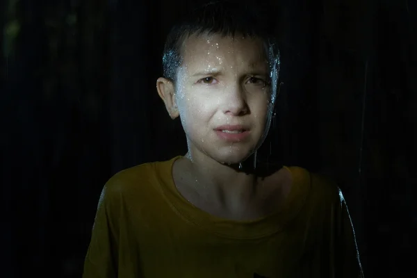 Imagem colorida de Eleven na 1ª Temporada de Stranger Things