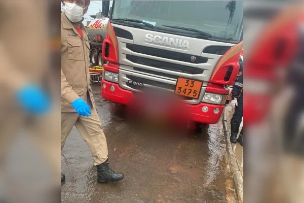 Imagem colorida mostra acidente em que ciclista foi atropelado por carreta - Metrópoles