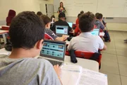 Alunos do ensino fundamental usam computadores para pesquisar temas das aulas Alunos do ensino fundamental usam computadores para pesquisar temas das aulas