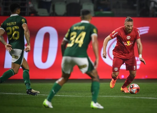Imagem colorida do jogo entre Palmeiras e Bragantino - Metrópoles
