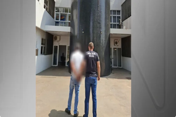 Imagem colorida, homem sendo preso e encaminhado para a delegacia - Metrópoles
